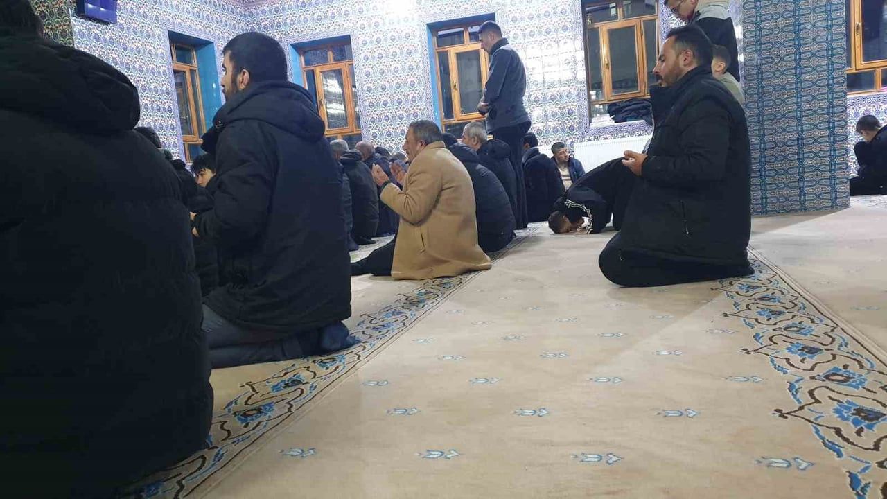 Başkale'de Regaip Kandili camilerde dualarla idrak edildi