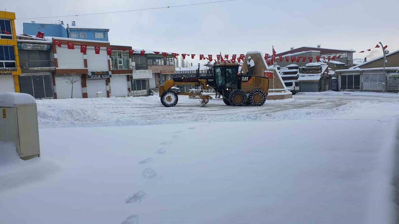 Başkale'de yoğun kar: 4 yerleşimin yolu ulaşıma kapandı