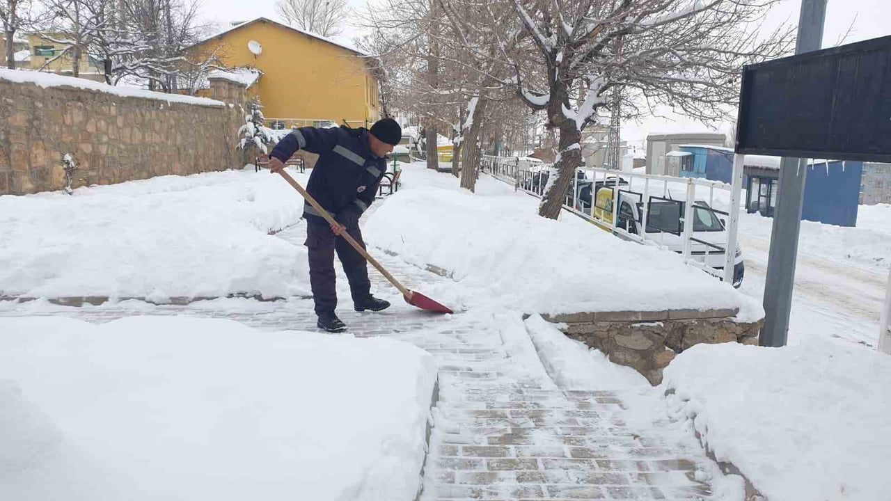 Başkale’de Yoğun Karla Mücadele: Kar Yığınları Kamyonlarla Taşınıyor