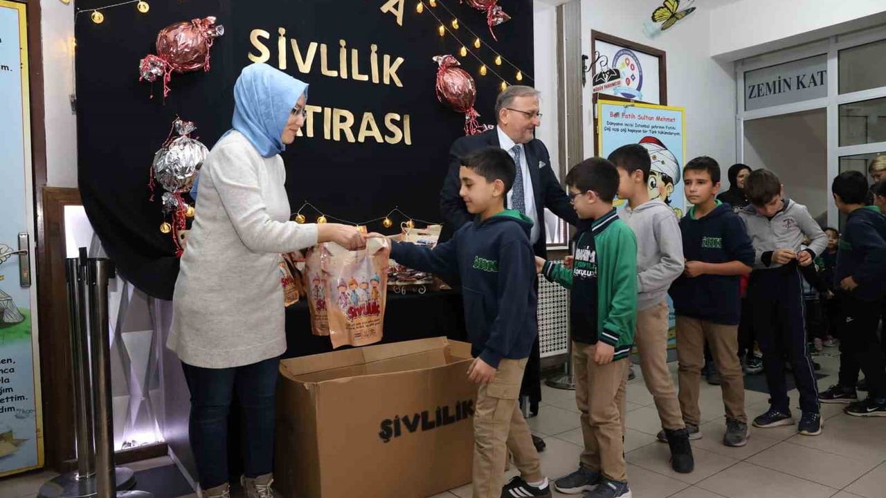 Başkan Altay 31 ilçede 220 bin öğrenciye şivlilik sevinci yaşattı