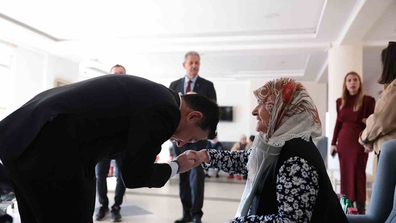 Başkan Aras’tan Hasan Özcan Yaşamevi ve Ortaköy Huzurevi’ne yılbaşı ziyareti