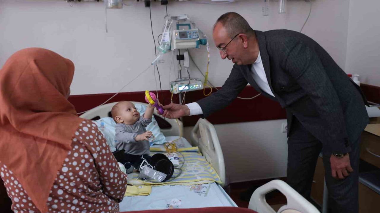 Başkan Kavuş hastanedeki çocukların şivlilik sevincini elden verdi