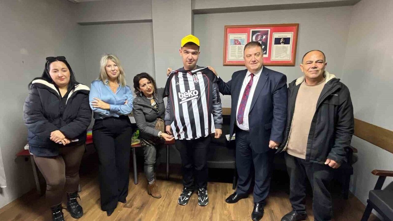 Başkan Özkan’dan taksi tutkunu Halil’e özel ziyaret ve hediyeler