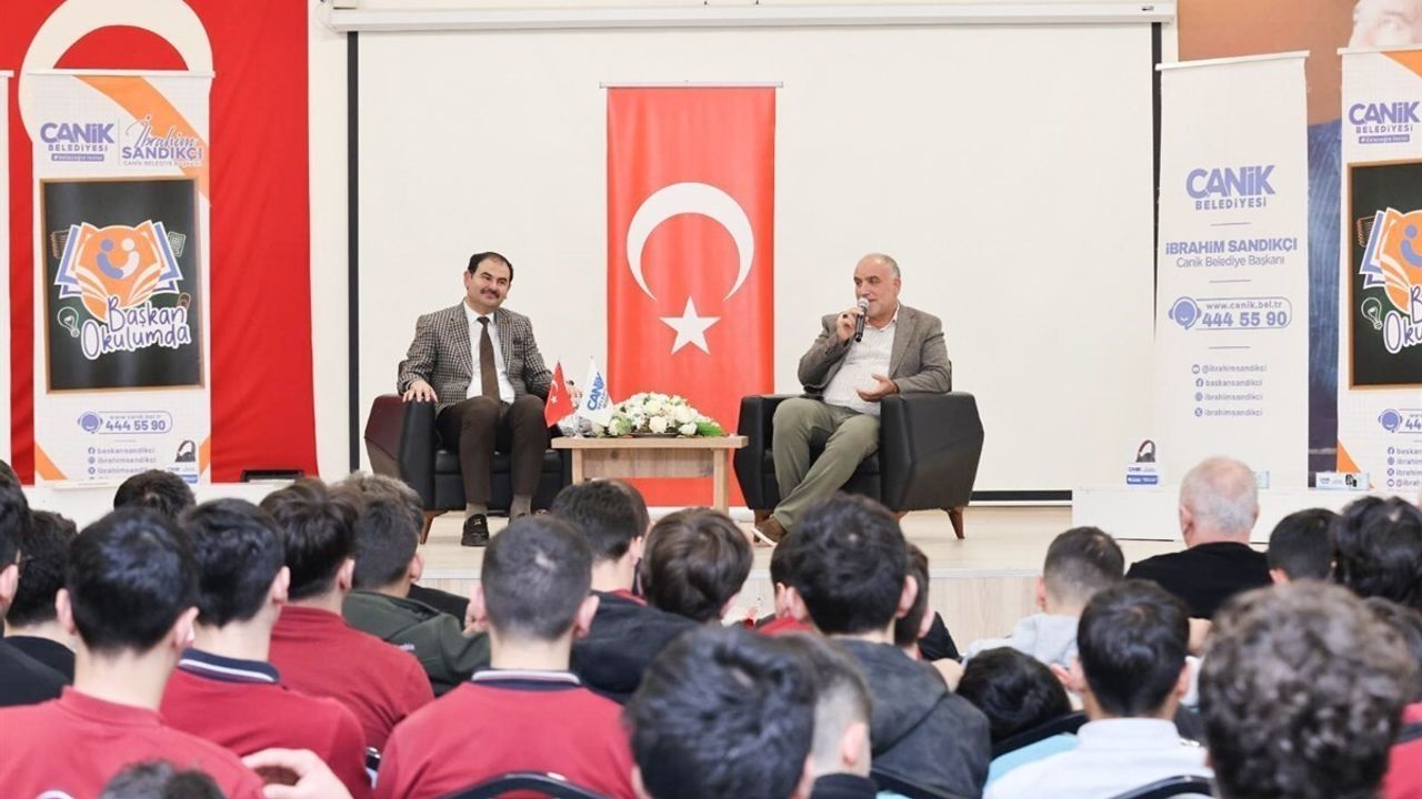 Başkan Sandıkçı: Eğitimin Her Aşamasında Öğrencilerimizin Yanındayız