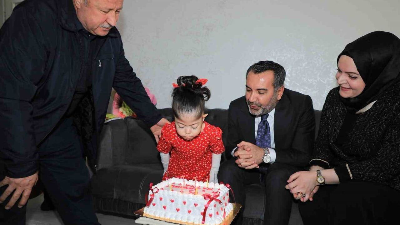 Başkan Şerifoğulları, 8 yaşındaki Fatma’yı evinde ziyaret etti