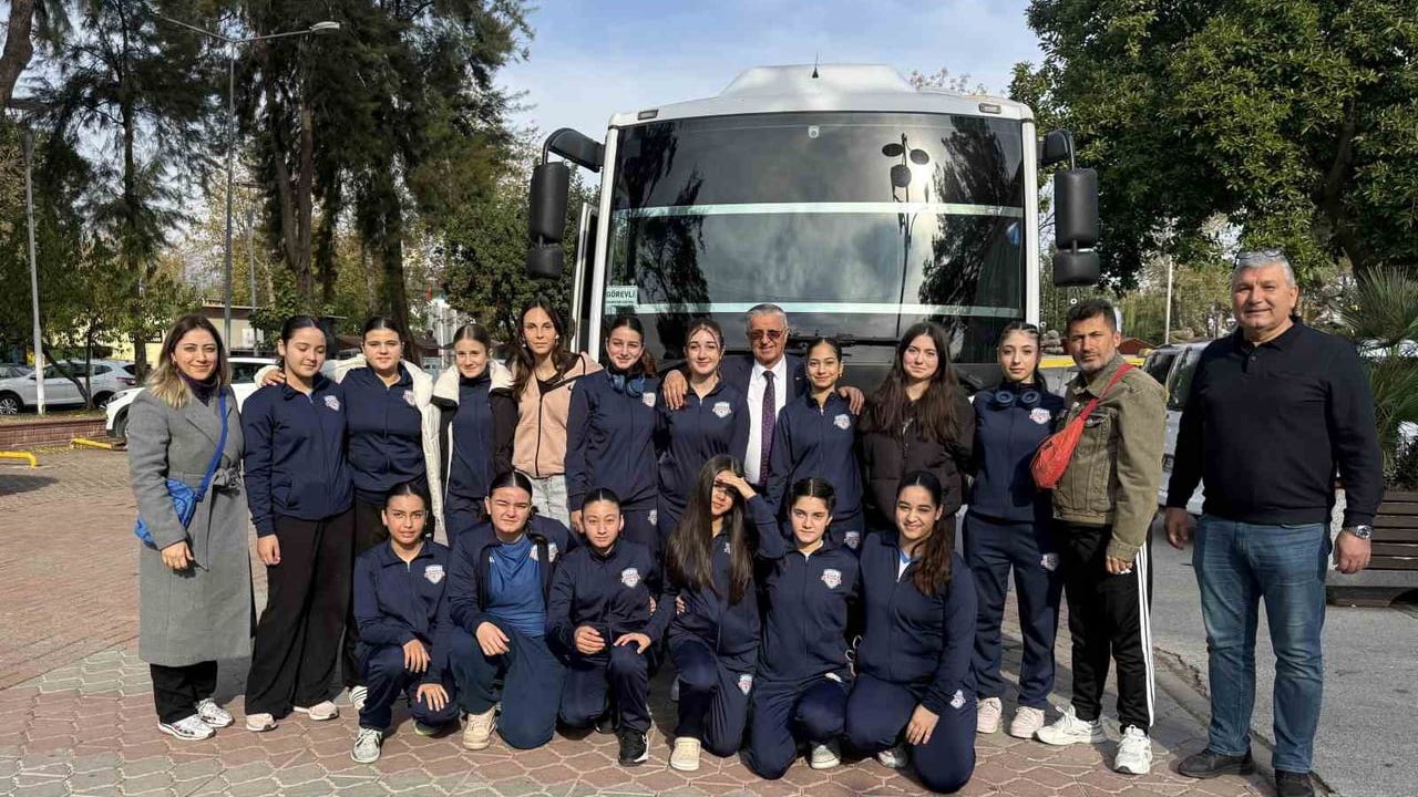 Başkan Topaloğlu’ndan voleybolculara moral ziyareti