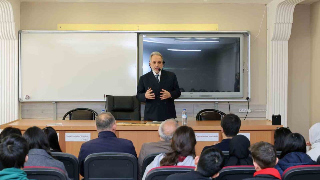 Başkan Yalçın, Belsin Çok Programlı Anadolu Lisesi'nde gençlerle buluştu