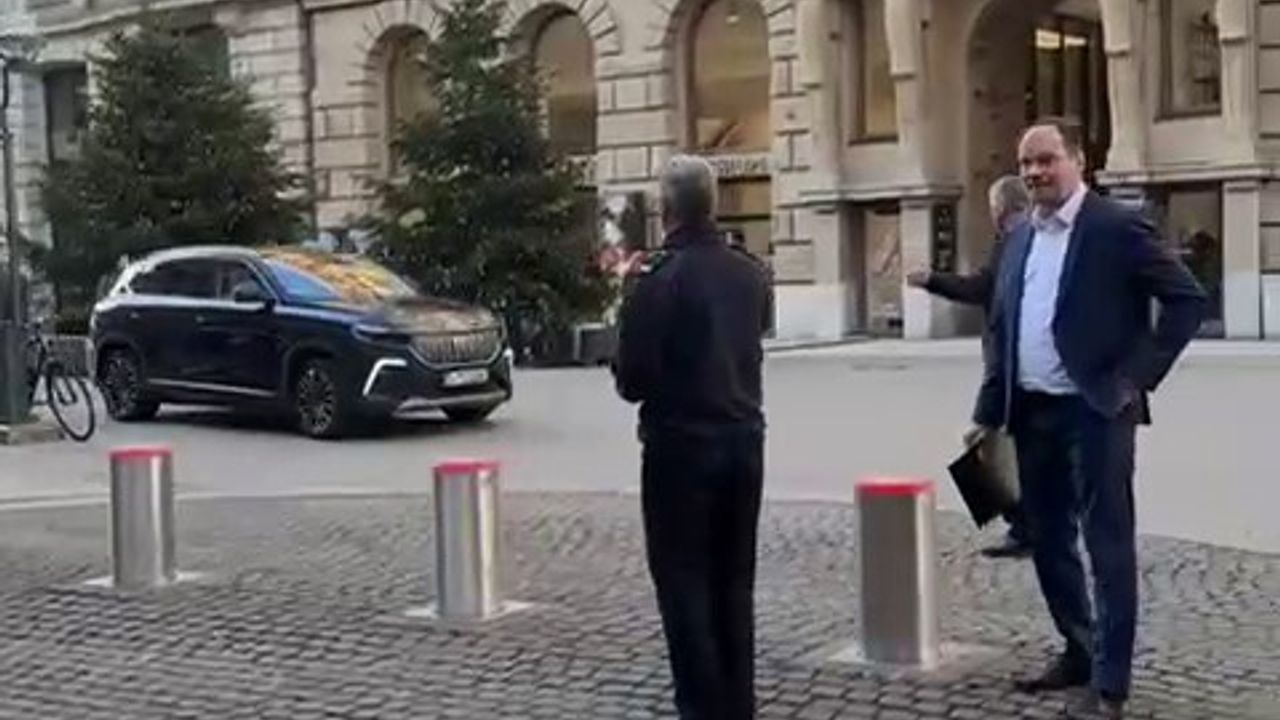 Başkonsolos Berati Alver, Hamburg Belediye Sarayı'na Togg ile geldi