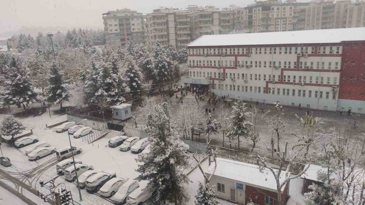 Batman beyaza büründü: Kar sokaklara taştı