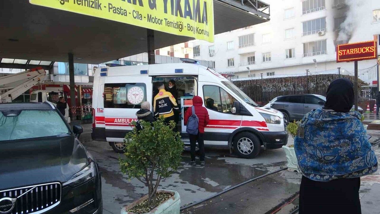 Batman'da 7 katlı apartmanda yangın: 20'den fazla kişi itfaiye merdiveniyle kurtarıldı