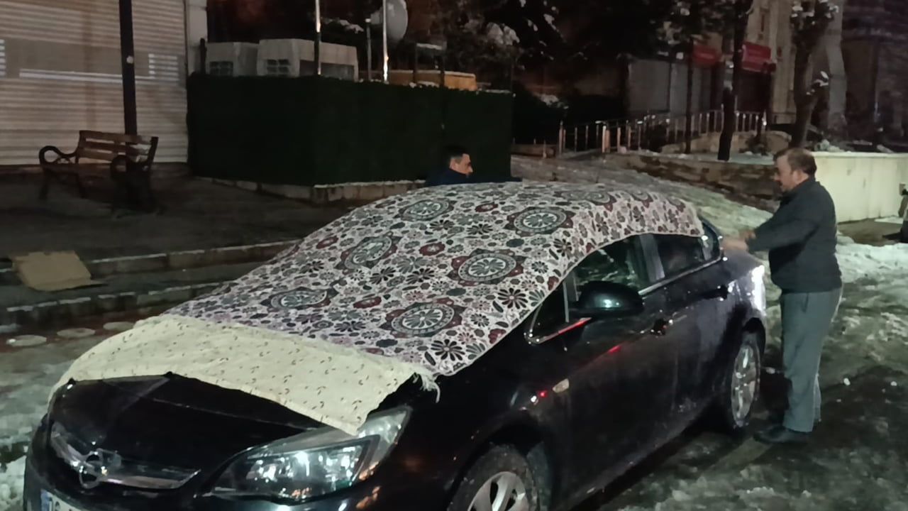 Batman'da araç sahipleri battaniyeyle önlem alıyor