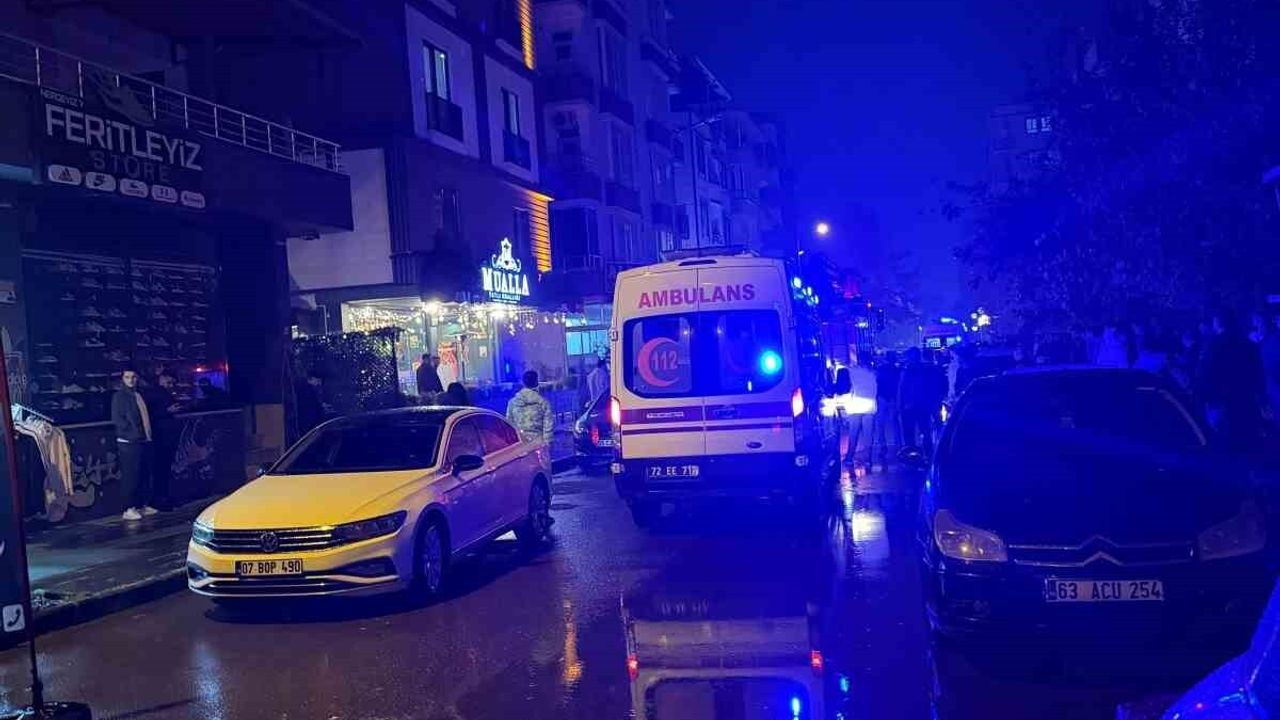 Batman'da balkondan eşyalarını sokağa atan kişi ikna edilerek hastaneye götürüldü