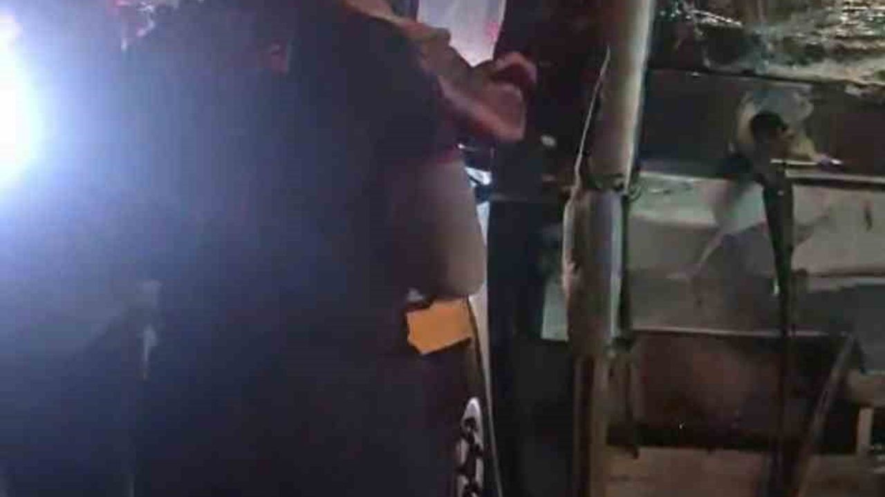 Batman'da Beşiri yolunda otobüs ile çekici çarpıştı: 11 yaralı