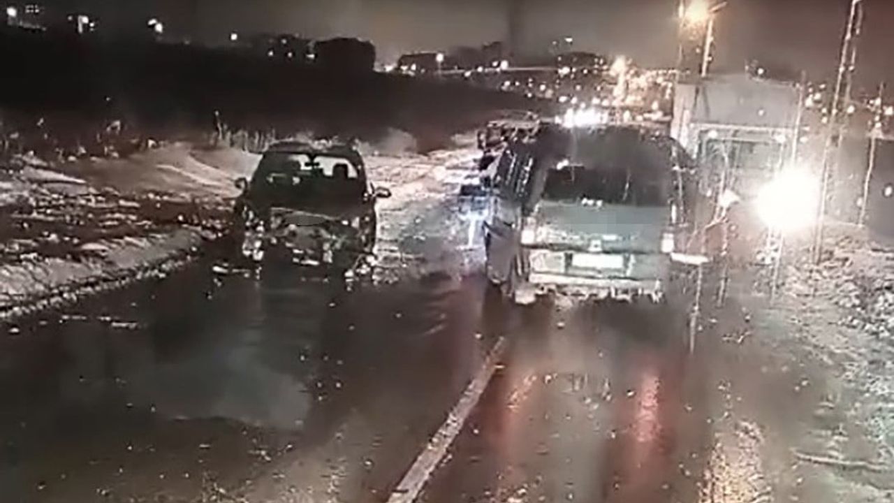 Batman’da buzlanan yolda iki araç çarpıştı