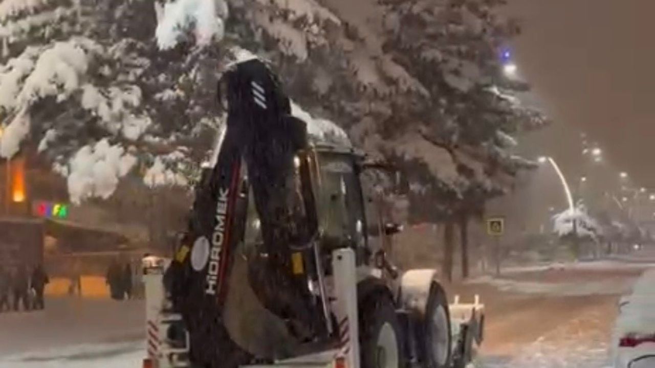 Batman'da İki Gündür Süren Kar Yağışı Ulaşımı Aksattı