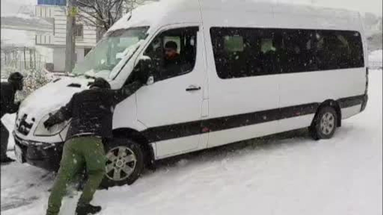 Batman'da kar ve buzlanma ulaşımı aksattı