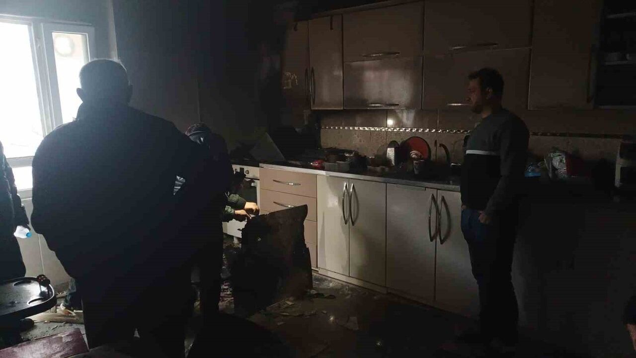 Batman'da mutfakta çıkan yangında 1 kadın dumandan etkilendi