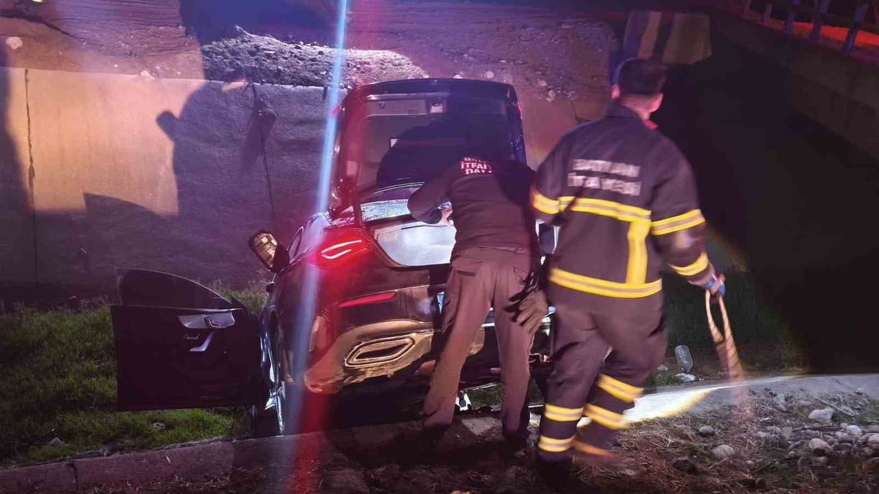 Batman'da otomobil su kanalına düştü: 1 yaralı