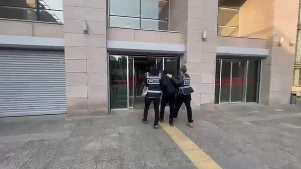 Batman'da Park Halindeki Otomobili Çalan 2 Kişi Güvenlik Kameralarıyla Yakalandı