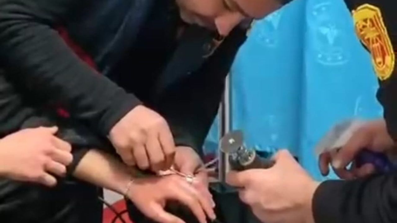 Batman'da parmağına sıkışan yüzük itfaiye tarafından çıkarıldı