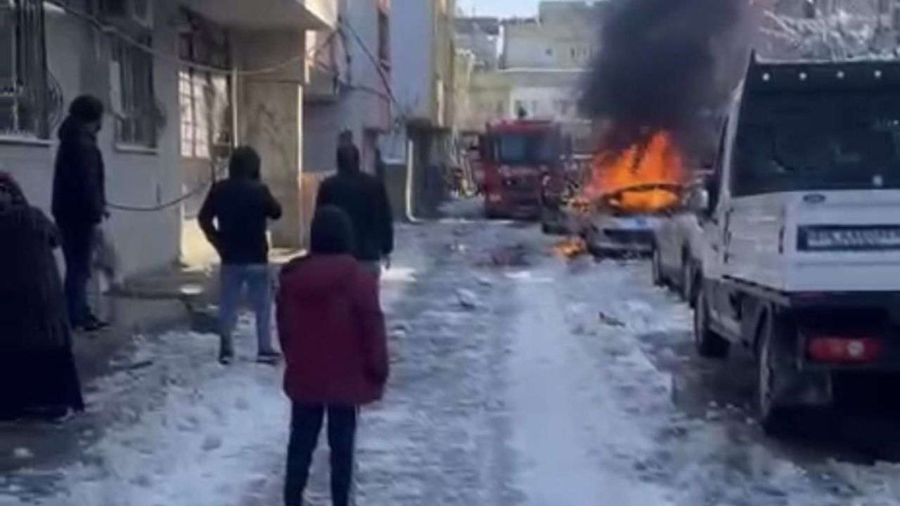 Batman'da soğukta çalışmayan otomobil alev aldı