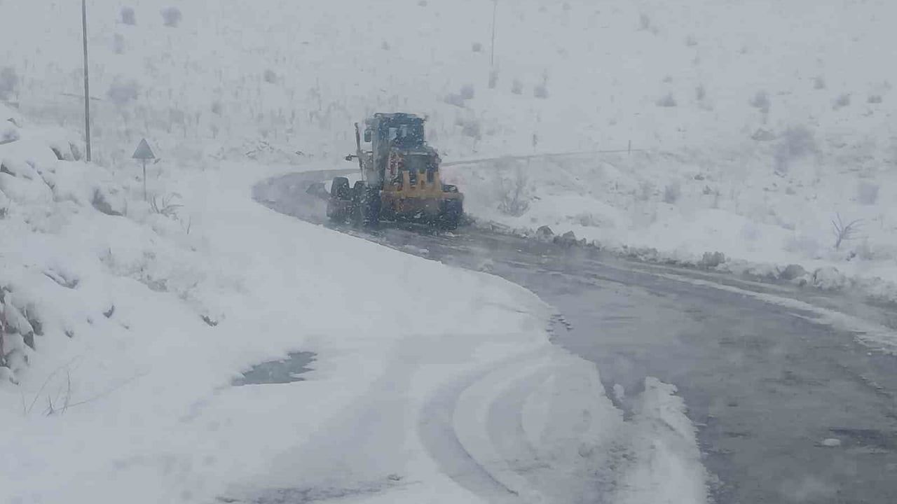 Battalgazi Belediyesi karla mücadelede sahada