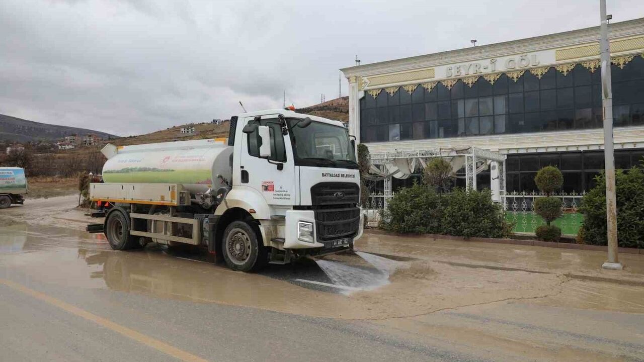 Battalgazi Belediyesi Pınarbaşı Göleti çevresinde kapsamlı temizlik yaptı