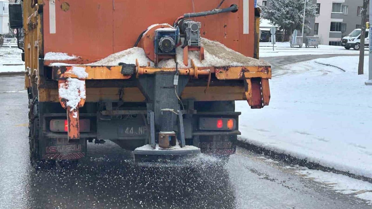 Battalgazi’de karla mücadele çalışmaları aralıksız sürüyor