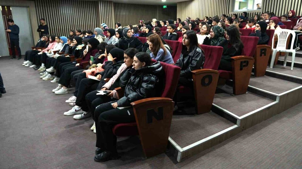 Battalgazi'de 'Uzaktan Sevmek Kudüs' konferansı büyük ilgi gördü