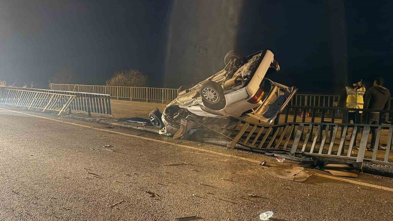 Bayat'ta köprü demirlerine çarpan otomobil hurdaya döndü: 1 ölü, 3 yaralı