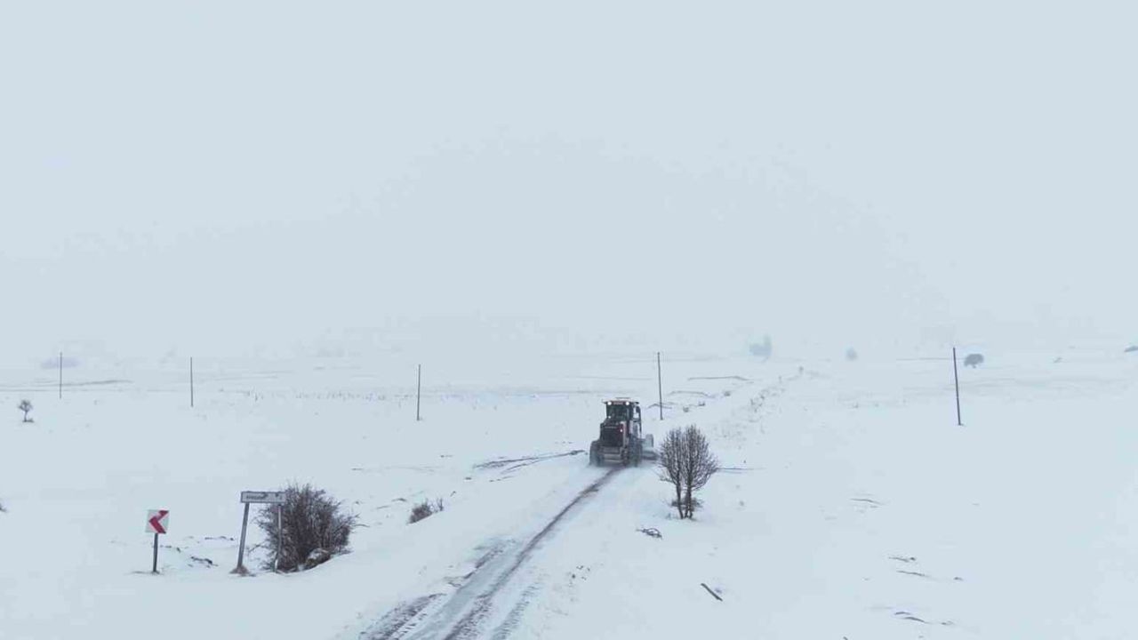 Bayburt’ta 170 köy yolunda karla mücadele başladı