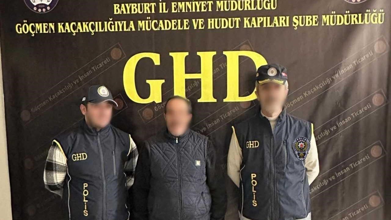 Bayburt'ta göçmen kaçakçılığı operasyonu: 2 düzensiz göçmen, 1 şüpheli yakalandı