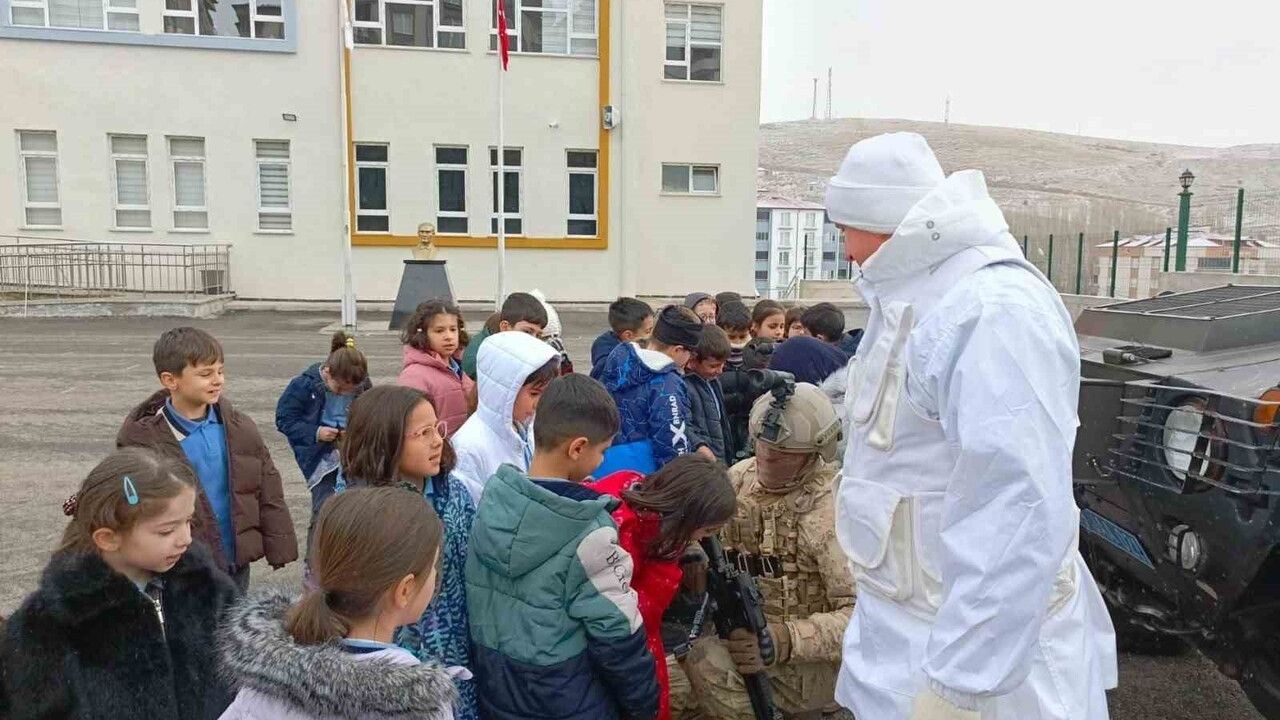 Bayburt'ta jandarma yerli ekipman ve araçları öğrencilere tanıttı