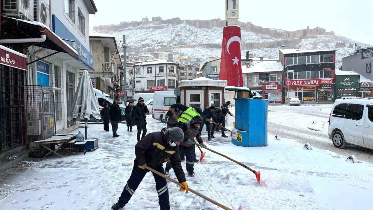 Bayburt'ta karla mücadele devam ediyor