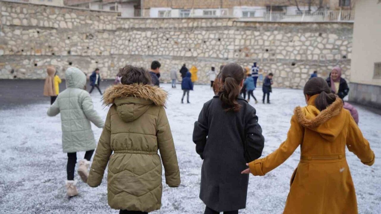 Bayburt’ta mevsimin ilk karı düştü: Okul bahçeleri çocuklarla doldu