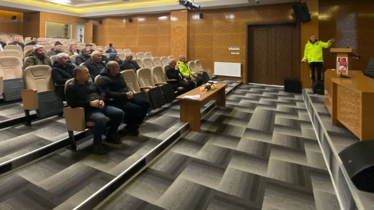 Bayburt'ta okul servis sürücülerine trafik güvenliği eğitimi verildi