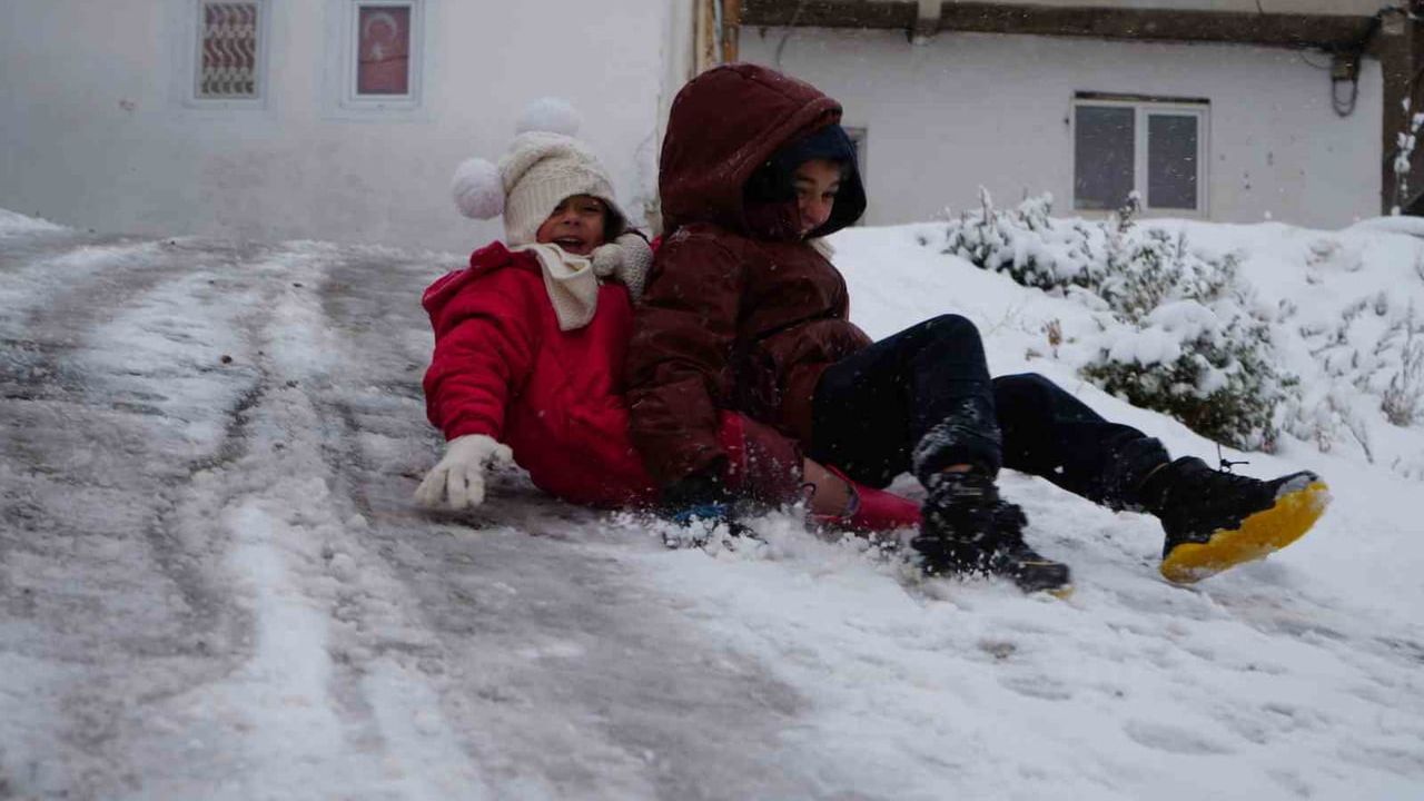 Bayburt'ta Şingah Mahallesi'nde kardeş dayanışmasıyla doğal kayak keyfi
