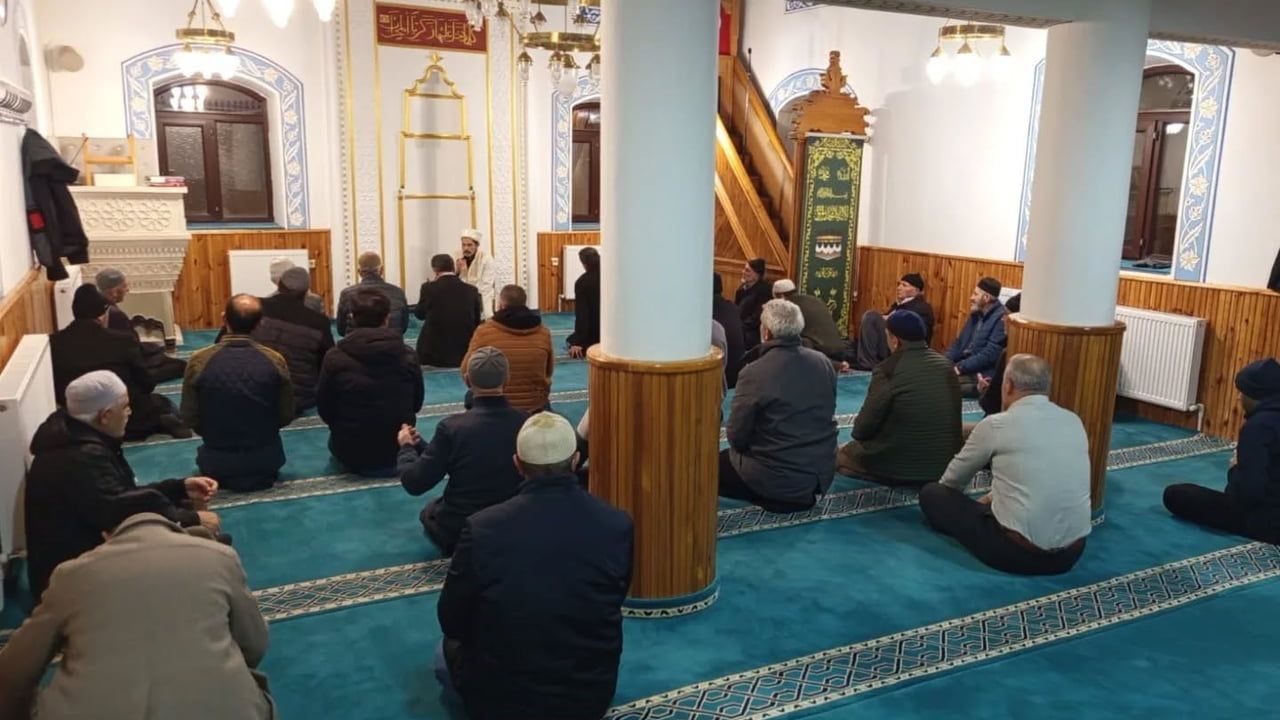 Bayburt’ta üniversite öğrencileri camilerde imamlık ve müezzinlik görevini üstlendi