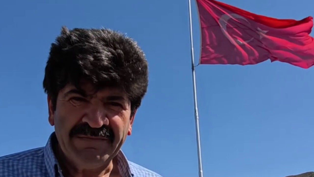 Bayrak Adam Feyzullah Coşkun: Her tepeye Türk bayrağı dikiyor