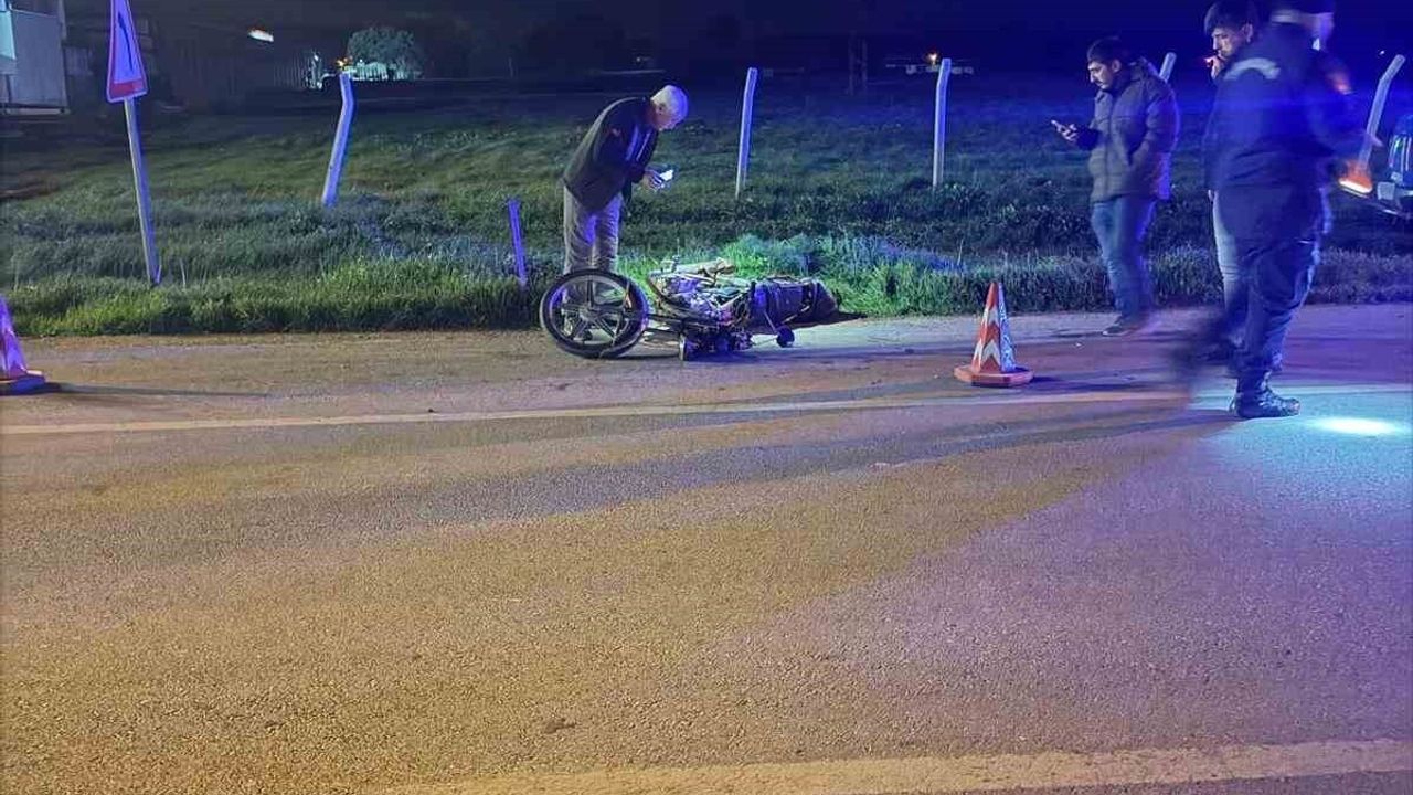 Bayramiç'te otomobil ile motosiklet çarpıştı: 3 kişi yaralandı