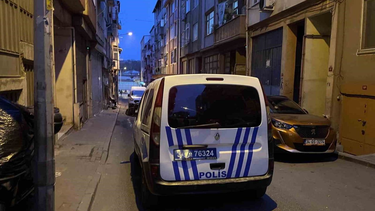 Bayrampaşa'da cam silen kadın 3. kattan düşerek ağır yaralandı