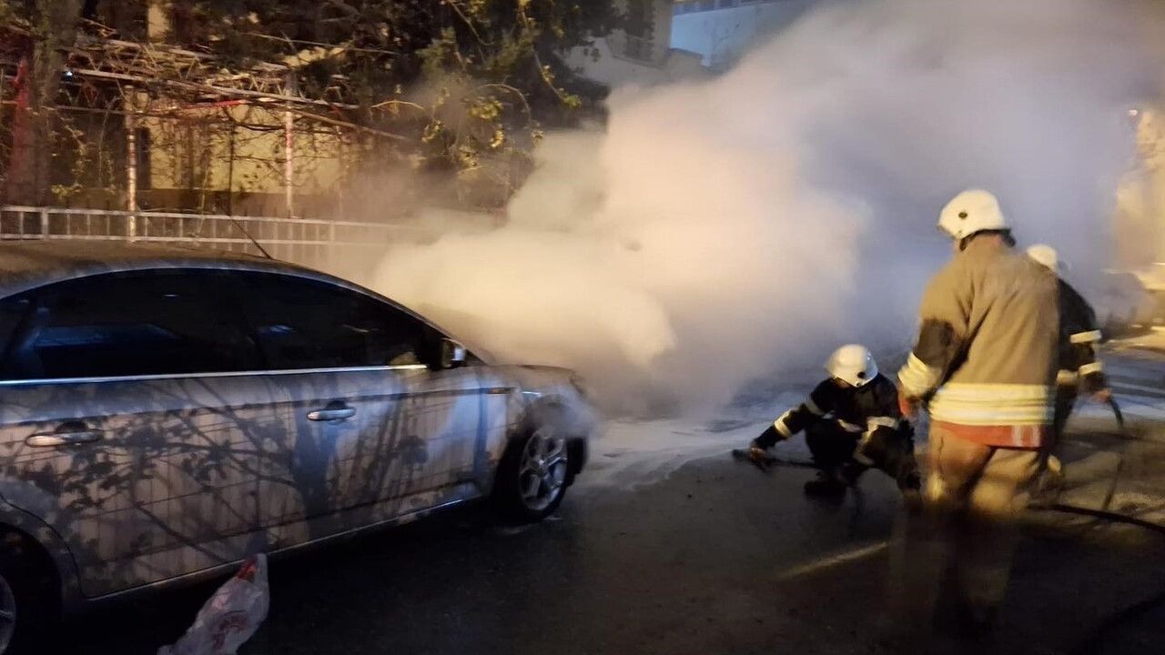 Belen'de Park Halindeki Otomobilin Motoru Yandı