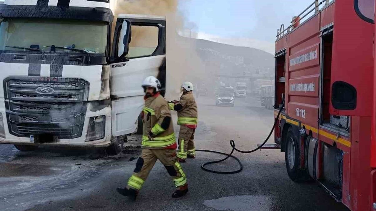 Belen'de seyir halindeki tır alev aldı, itfaiye müdahale etti