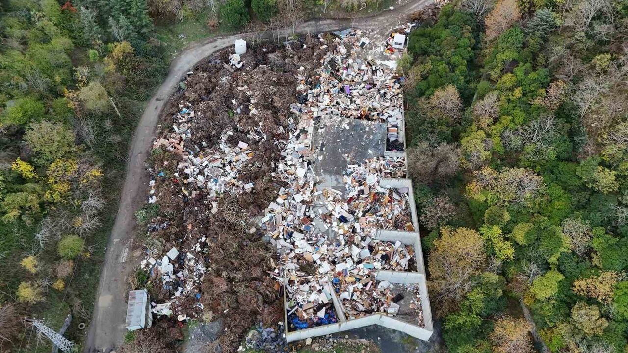 Beşiktaş Levazım'da gökdelen arası kaçak moloz dökümü havadan görüntülendi