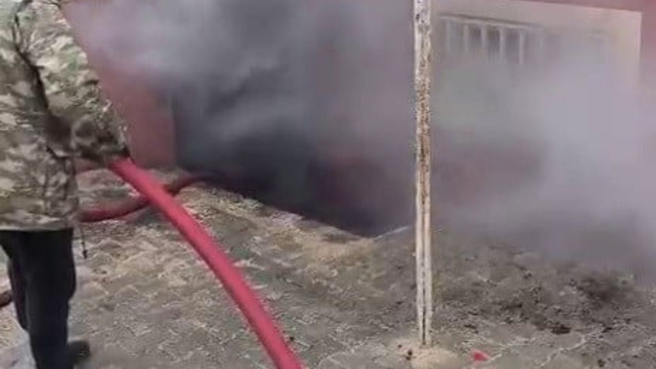 Besni'de Alişar Köyü İlkokulu'nun bodrum katında yangın