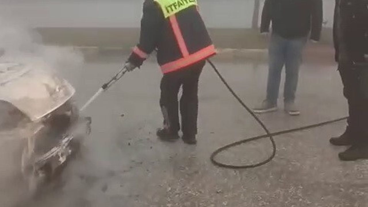 Besni'de seyir halindeki araç alev alarak hurdaya döndü