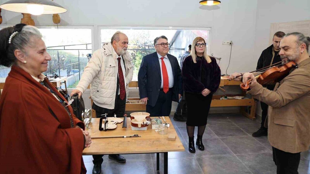 BEUN Rektörü Özölçer ve Dr. Sait Başer Çalgı Yapım Atölyesini Ziyaret Etti