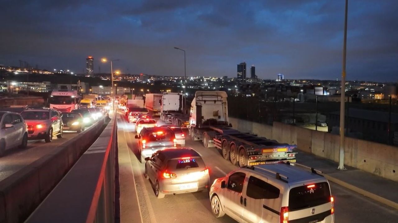 Beylikdüzü Ambarlı'da tır eylemi liman girişini kapattı, trafik durdu