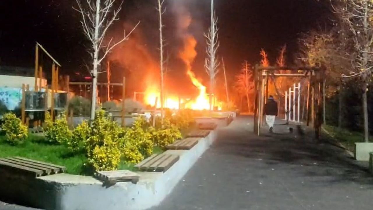 Beylikdüzü'nde çocuk parkını yakan üç kişi yakalandı