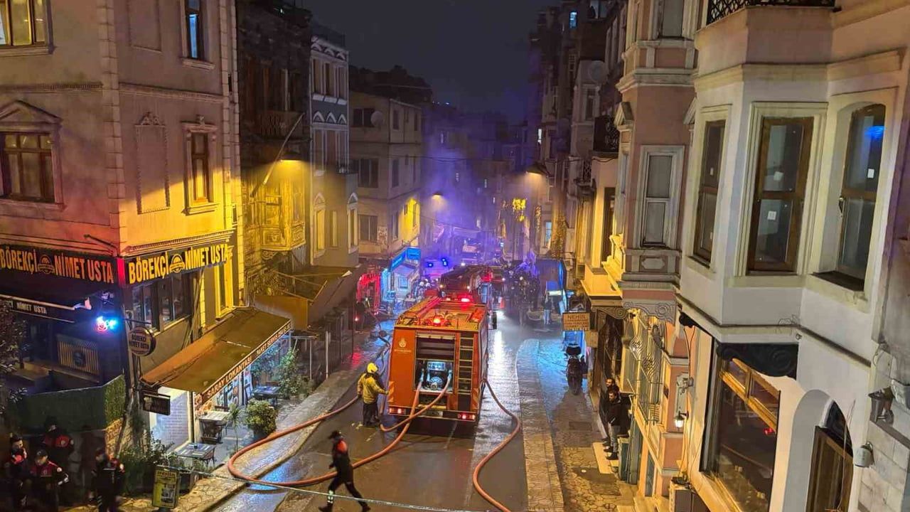 Beyoğlu’nda 4 katlı binada yangın: 2 kişi çatıya sığındı